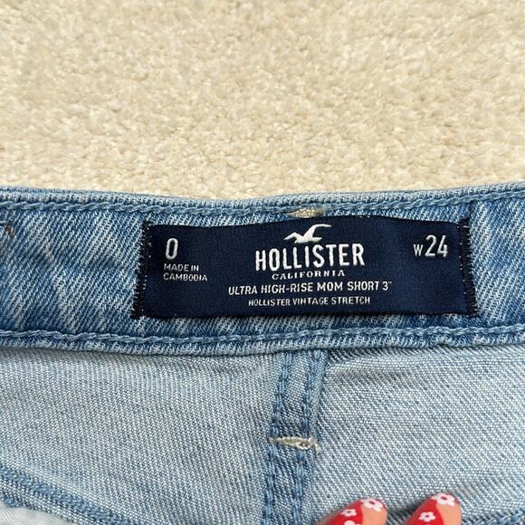 Hollister: Ultra High-Rise Mom Short 3” Light Wash - Picture 4 of 5